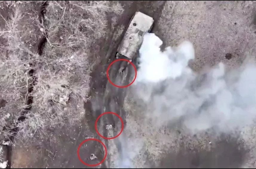 Бойцы ВСУ нанесли меткий удар по российской БМП: появилось видео, как оккупанты выпрыгивают на ходу