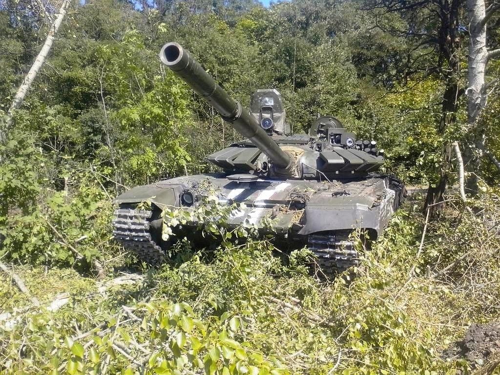 ​Вражеский танк "Т-72" 2022 года выпуска ВСУ отправили "на свалку" – кадры из Марьинки
