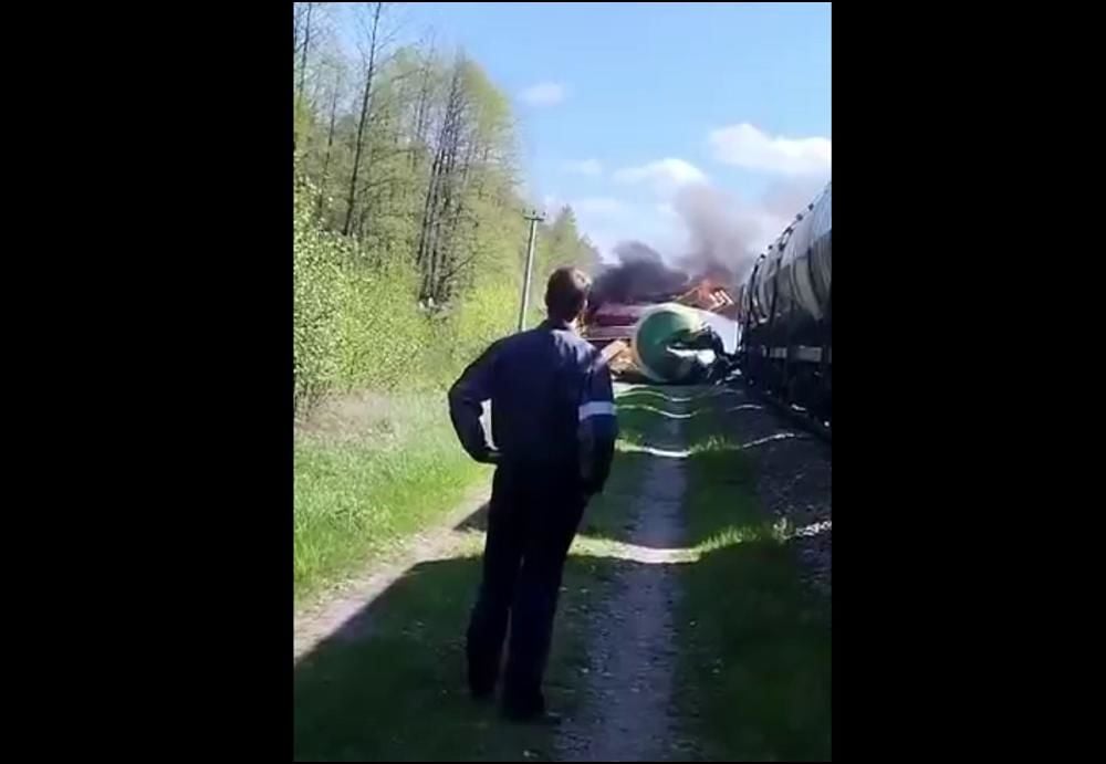 "Надо сваливать отсюда", - появилось видео подорванного в тылу РФ поезда, цистерны с топливом горят