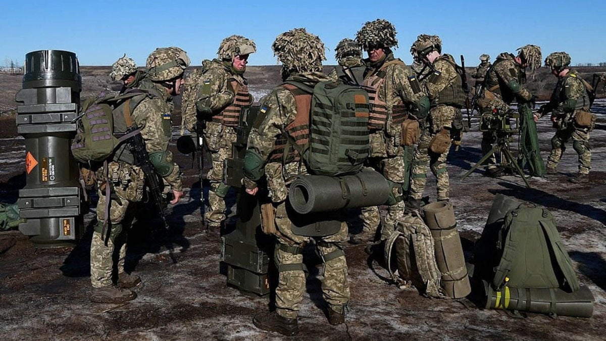 Украина наносит точечные удары по российской обороне, не торопясь бросать в бой пехоту и танки - WSJ