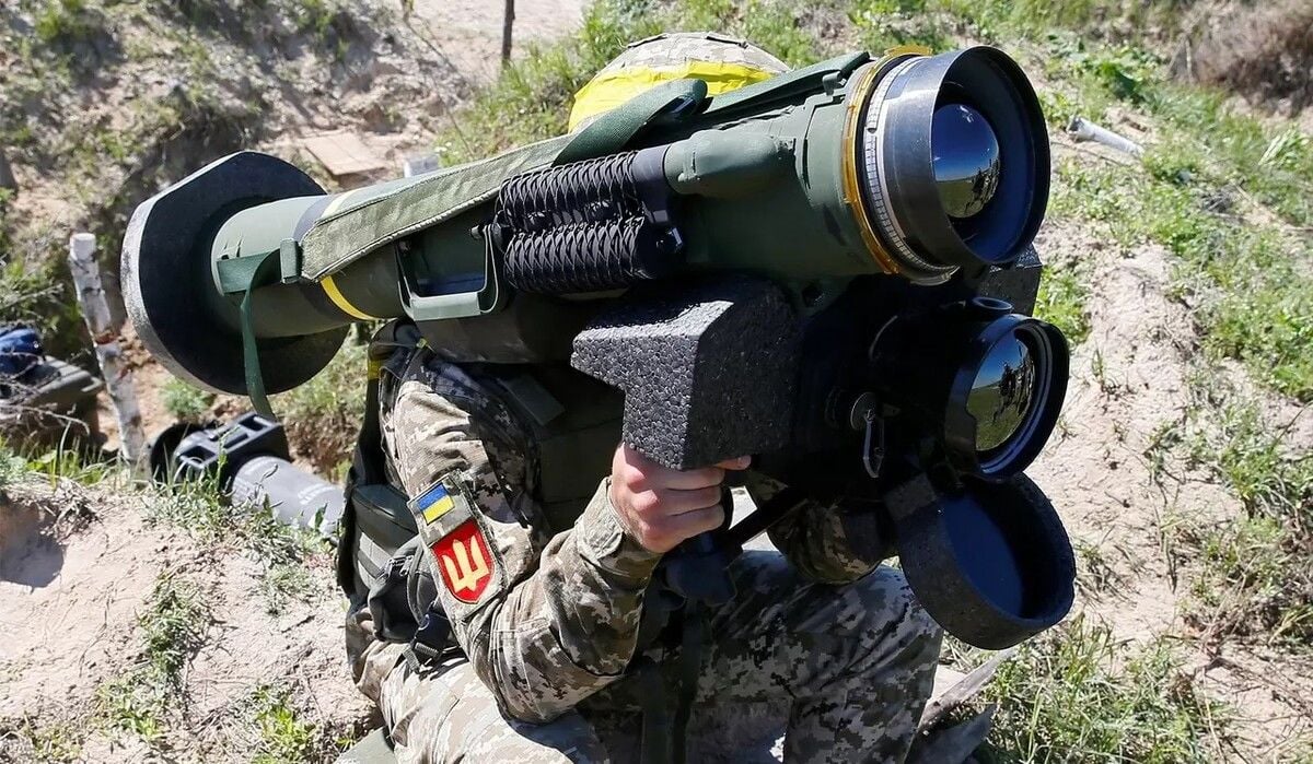 Два выстрела из NLAW и Javelin превратили российский Т-80 в металлолом: Сырский показал видео 