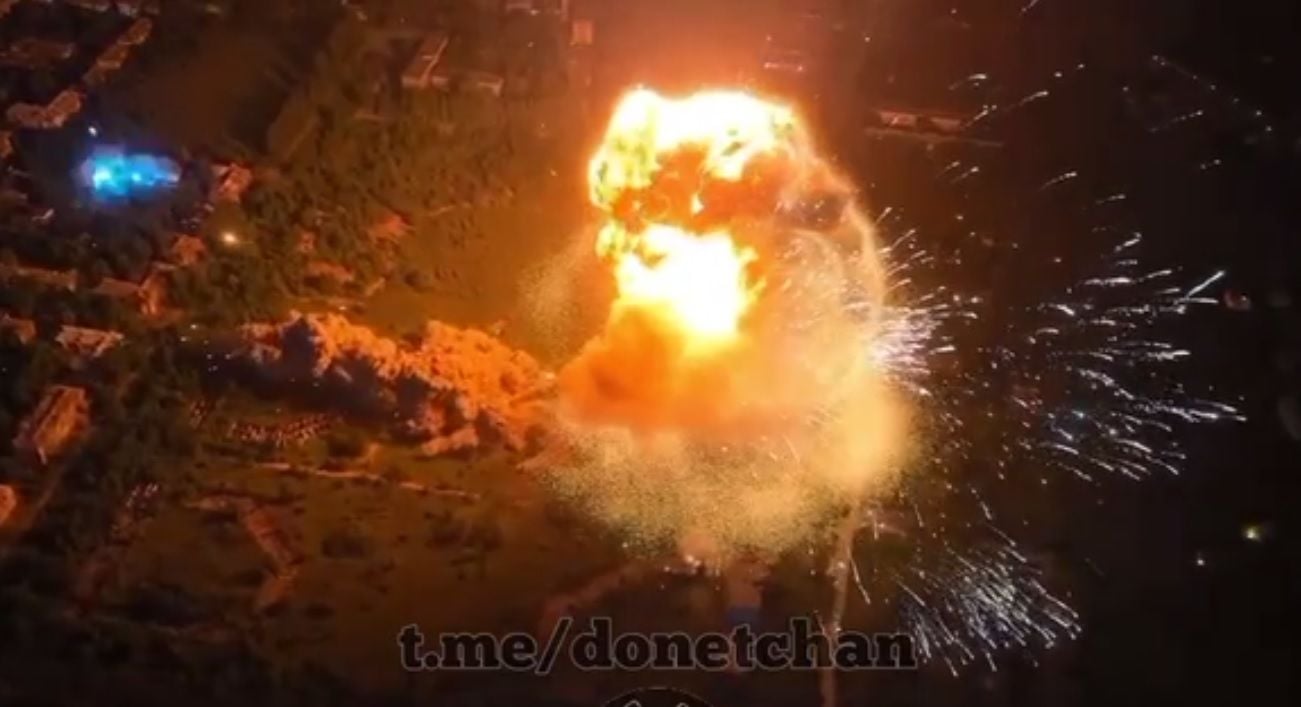 Мощнейший подрыв арсенала россиян в Макеевке: появилось видео из эпицентра взрыва