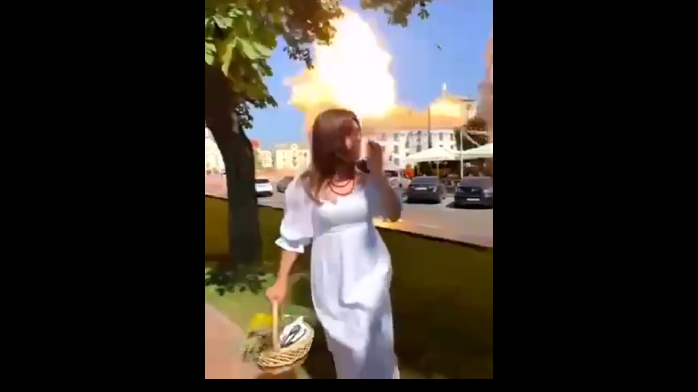 ​Момент прилета ракеты РФ по центру Чернигова попал на видео: площадь с гуляющими людьми охватил огонь