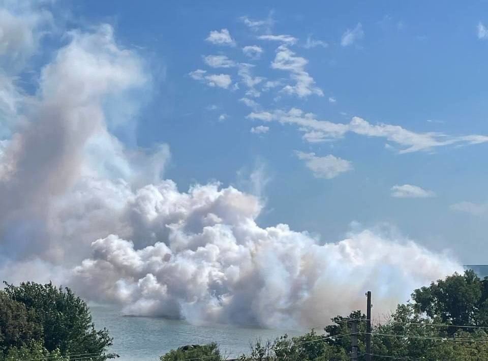 Крымский мост второй раз за день был окутан дымом: раздались взрывы