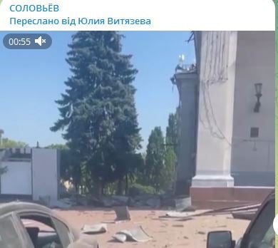 ​Момент прилета ракеты РФ по центру Чернигова попал на видео: площадь с гуляющими людьми охватил огонь
