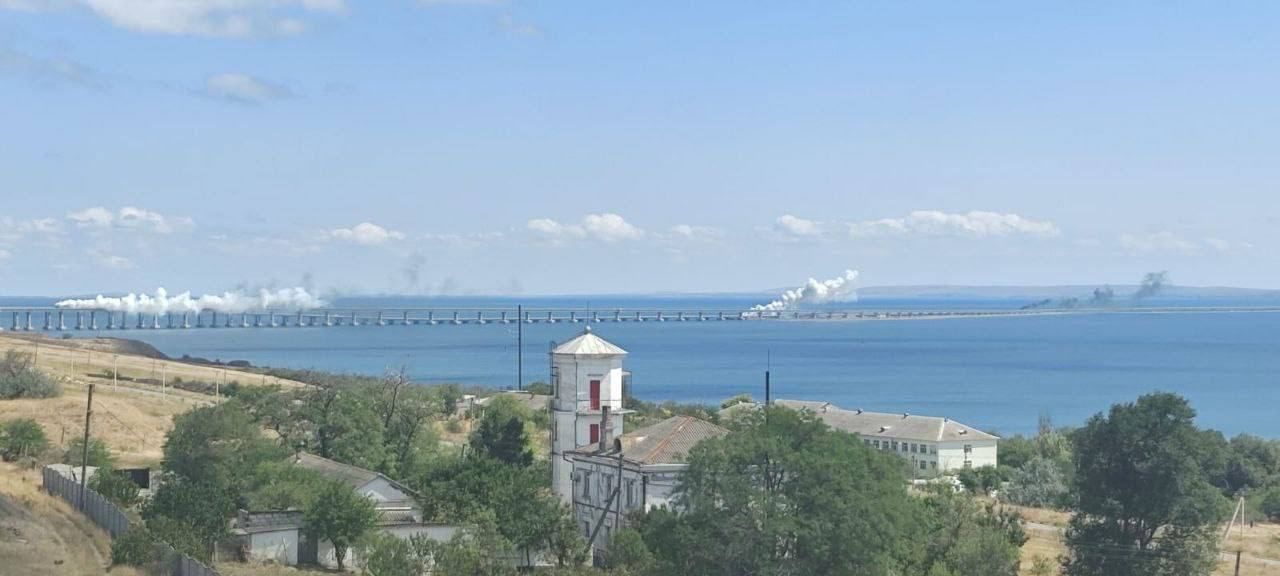 Из-за "бавовны" на Крымском мосту перекрыли движение: произошло несколько взрывов