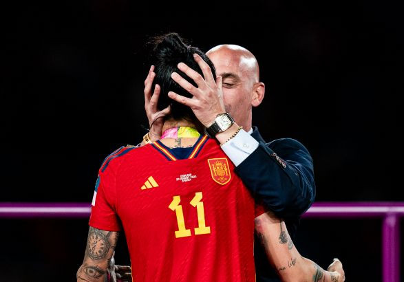 ФИФА отстранила главу футбольного клуба Испании из-за скандала с поцелуем с победительницей чемпионата мира среди женщин