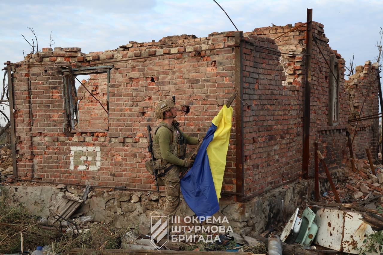 Бойцы ВСУ показали, как поднимают флаг Украины над Андреевкой: "Слава нации! Победа за нами!"