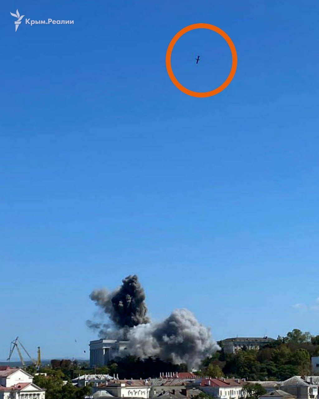 Попадание ракеты и взрыв: момент прилета по штабу ЧФ РФ в Севастополе попал на видео 