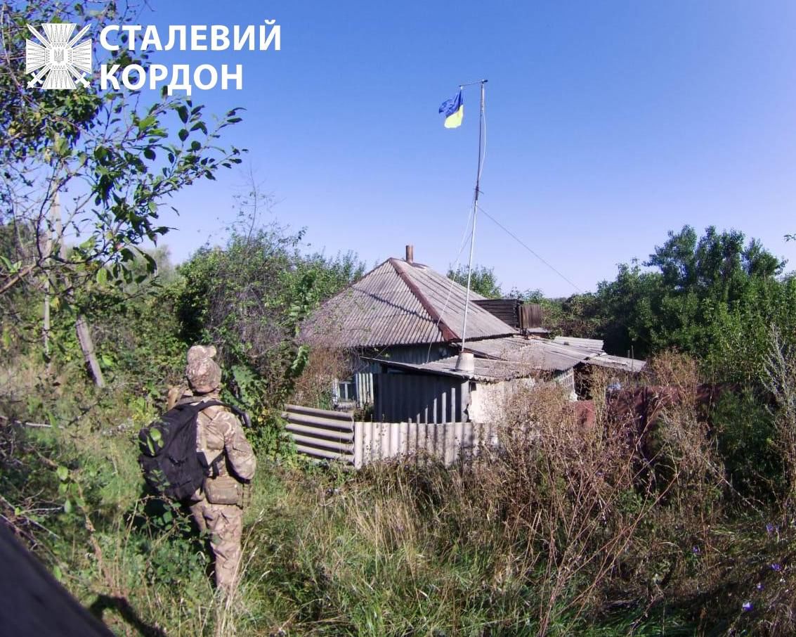 Были в серой зоне: пограничники водрузили желто-синие флаги над двумя селами Харьковской области