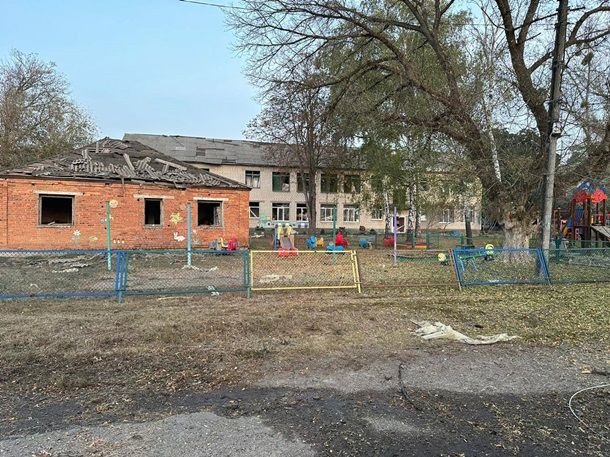 Россия сбросила авиабомбу на село Боровая в Харьковской области, разрушив детский сад