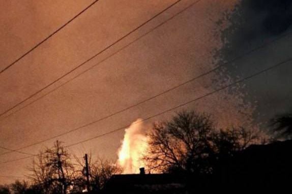 ​В Донецке прилеты: жители города наблюдают сильнейший пожар на месте удара