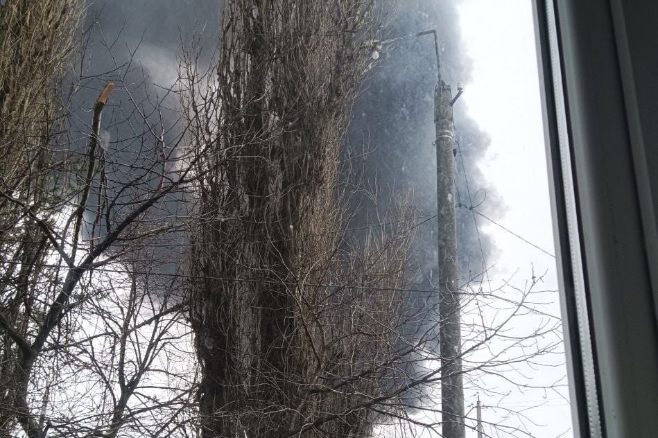 ​Иловайск в черном дыму после "прилетов", жители напуганы