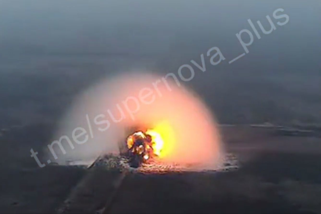 ​Эпичный взрыв под Марьинкой попал на видео: один удар испепелил танк-камикадзе