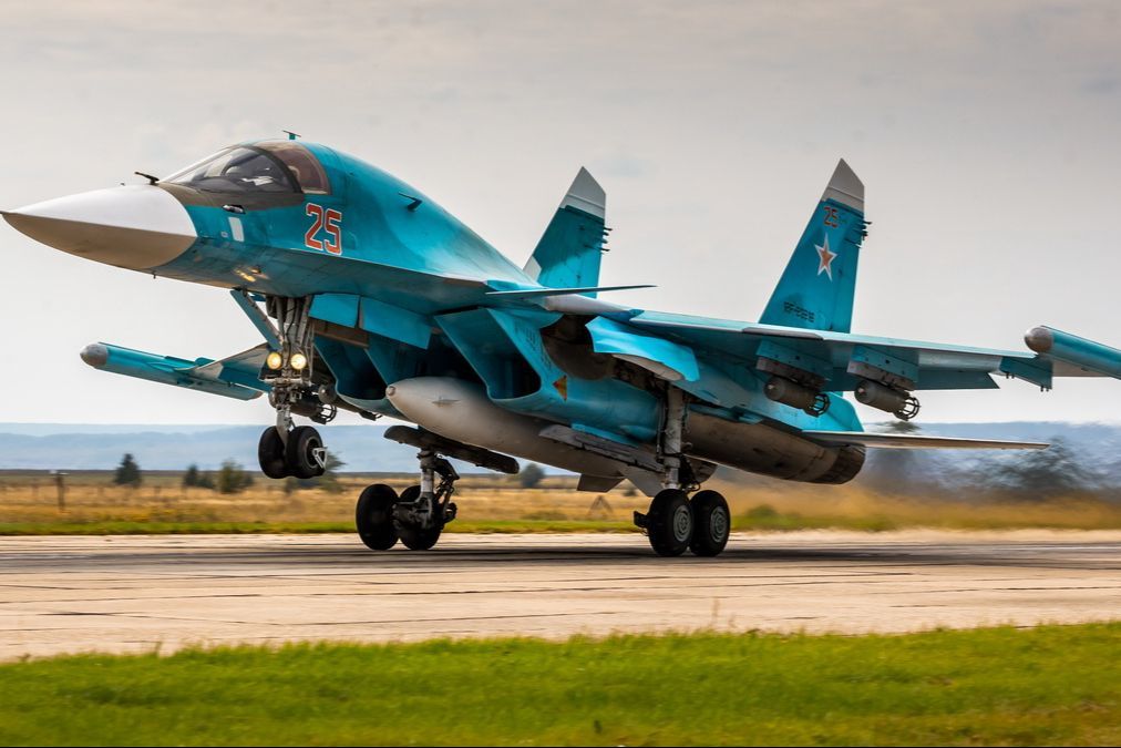 ​Военные РФ слетели в кювет вместе с Су-34: эпичное ДТП попало на видео