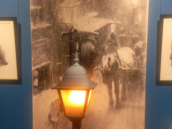 На выставке о Каштанке склеили дом дрессировщика Жоржа и «заморозили» старинный фонарь