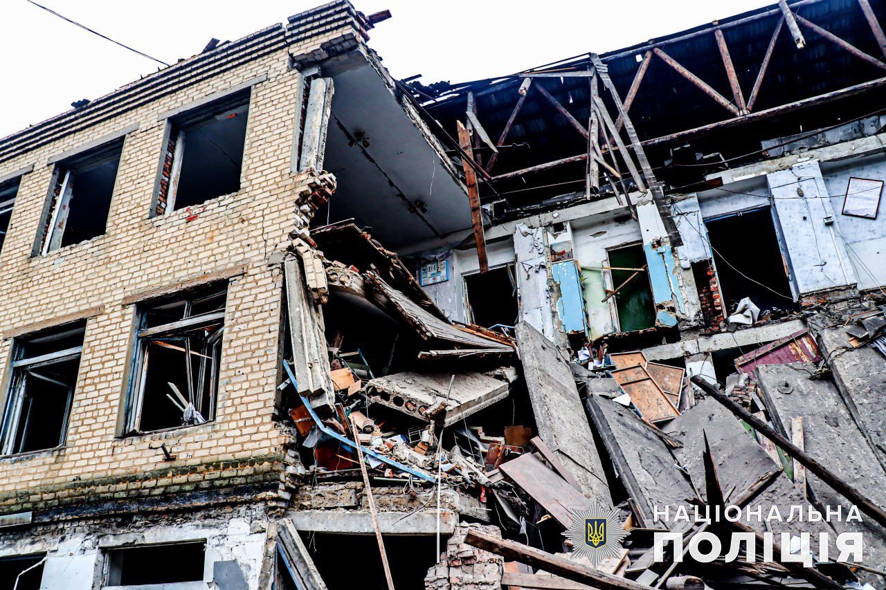 Разбили больницу и десятки домов: в Нацполиции показали последствия ударов армии РФ по Селидово и Курахово