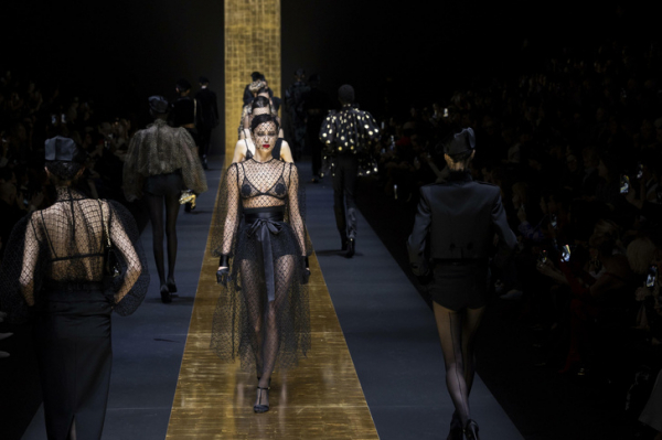 Шейк разрывалась между брендами, Мендес в леопарде посетила свой первый показ за 10 лет: звезды Недели моды в Милане