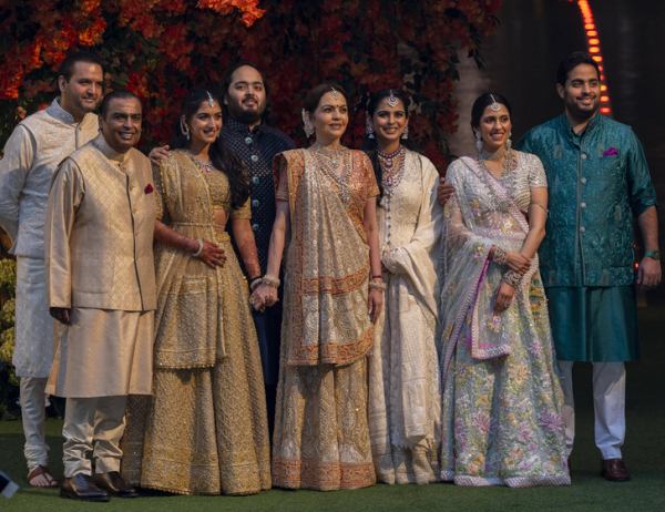 1200 гостей, жена Цукерберга в Cartier и выступление Рианны: в Индии готовятся к свадьбе века
