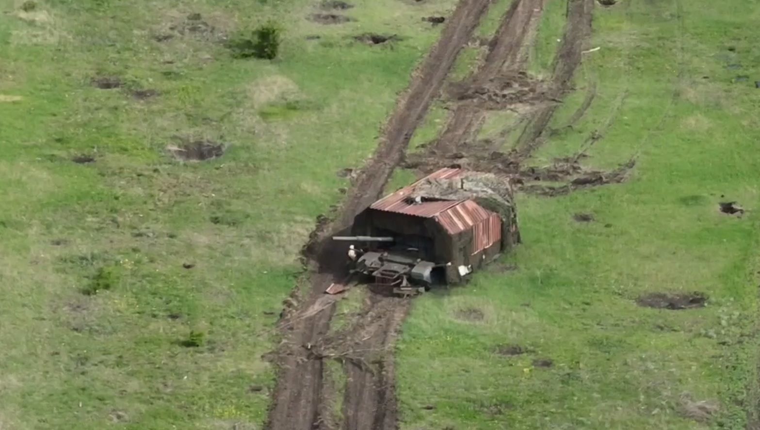 ВСУ подбили российский танк с наваренным "сараем": появилось видео