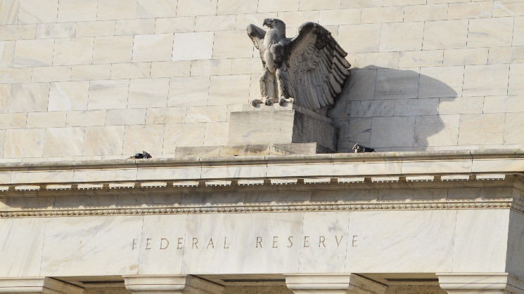 Polymarket Traders See 32% Chance of No Fed Rate Cuts This Year