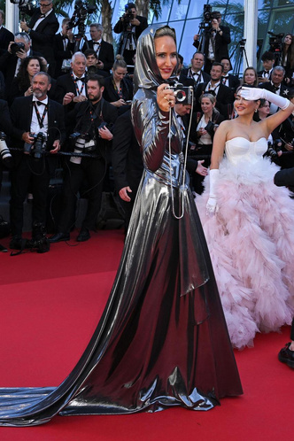 Пятый день Канн: Наташа Поли в прозрачном платье переиграла «голую» аристократку в капюшоне