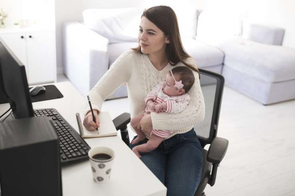 «Мать ехидна»: как справиться с осуждением, если совмещаешь материнство и карьеру