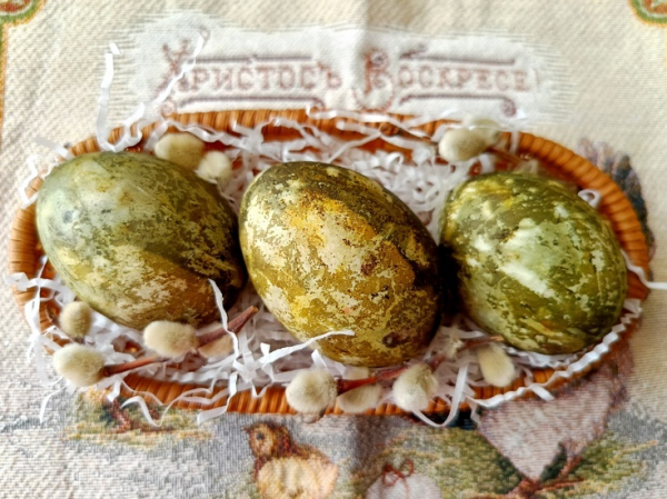 Пасхальные яйца-крашенки (куркума и каркаде)
