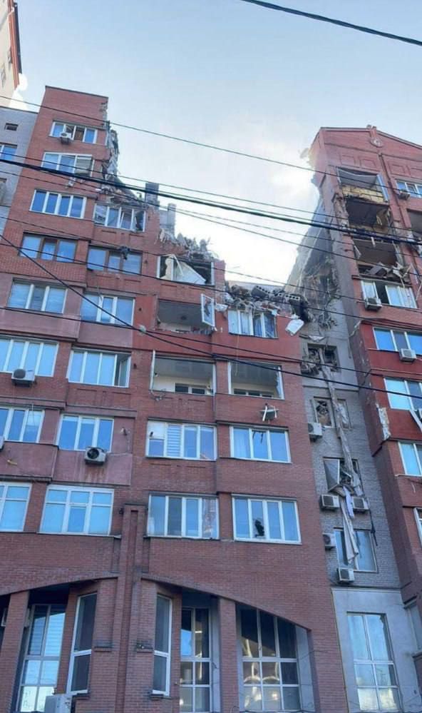 В Днепре прилет по 9-этажке: верхние этажи снесены ударом, под завалами люди