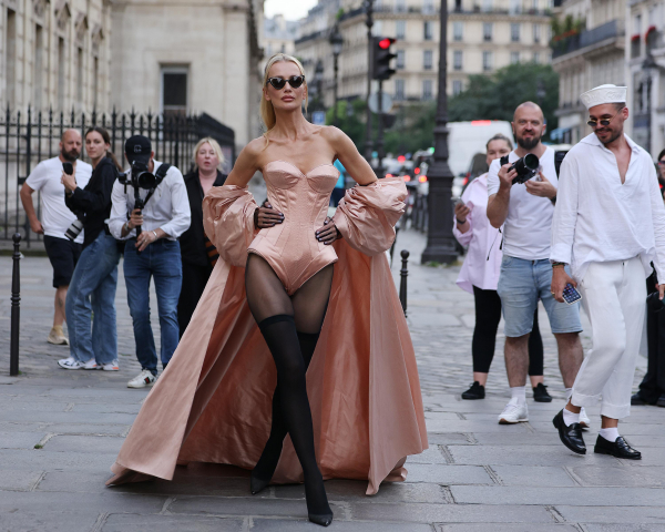 Модная провокация Jean Paul Gaultier и тихая роскошь Brunello Cucinelli: Кунаки, Денев и другие звезды в Париже
