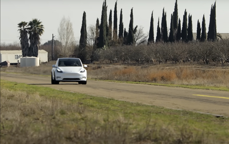 Водитель проверил, врезается ли Tesla в стену, замаскированную под дорогу: результат шокирует!