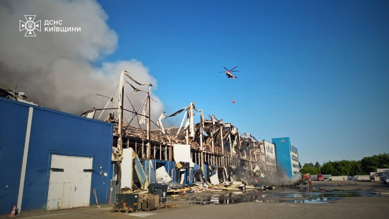 Горели 10 тысяч "квадратов", тушили вертолеты: ГСЧС показала последствия пожара в Киевской области
