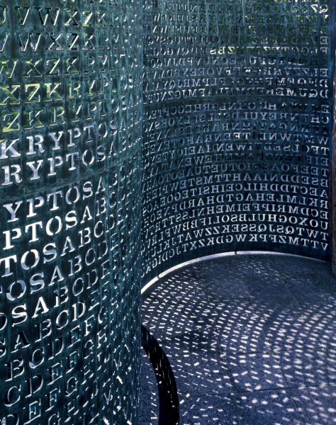 Легендарный код ЦРУ раскрыт: ключ к Kryptos нашли спустя 35 лет