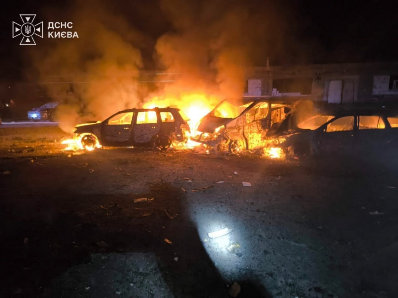 ГСЧС показала фото последствий ночной атаки на Киев