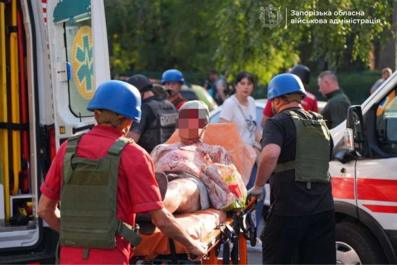Российские КАБы разрушили два этажа пятиэтажки в Запорожье, есть погибшие