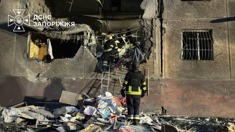Удар по пятиэтажке в Запорожье: количество жертв растет, под завалами еще есть люди